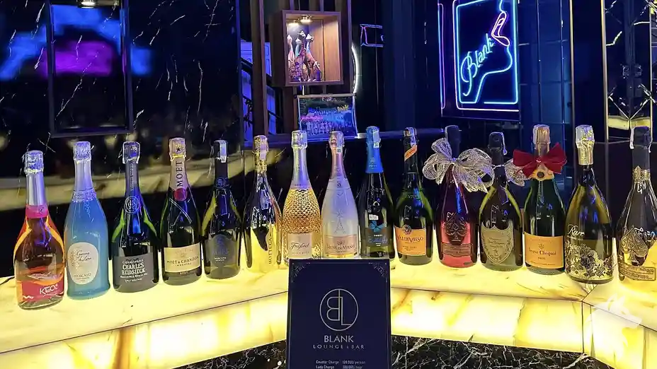 陳列中的各式香檳酒瓶