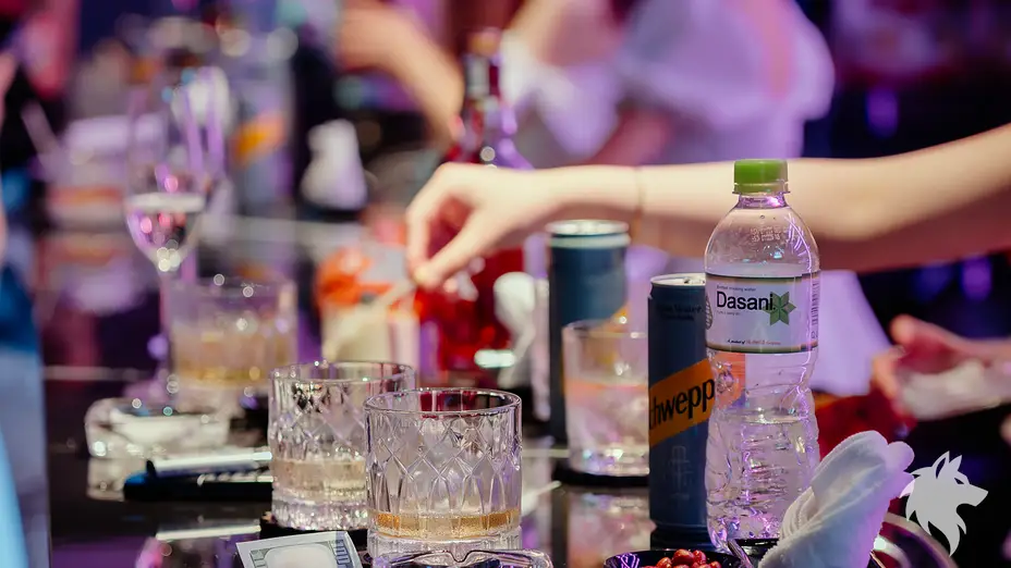 吧台上的水與飲料