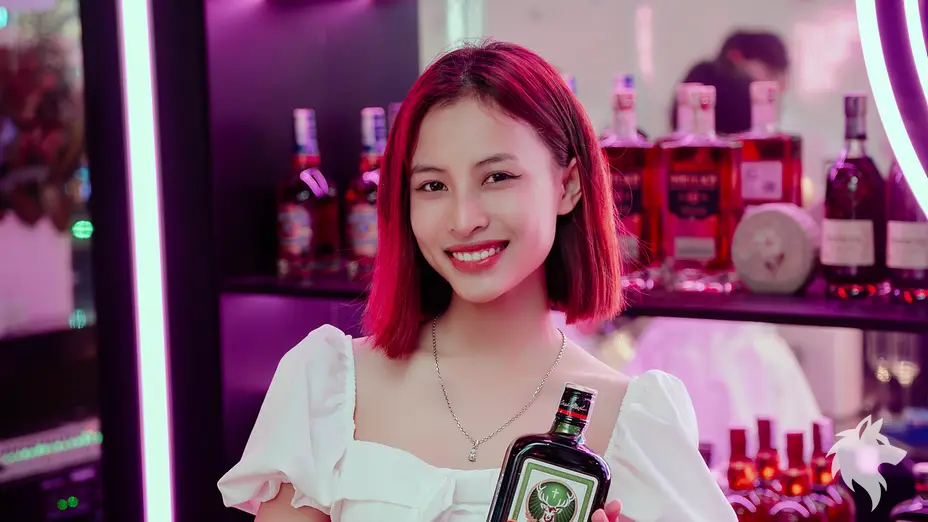 拿著酒瓶微笑的工作人員