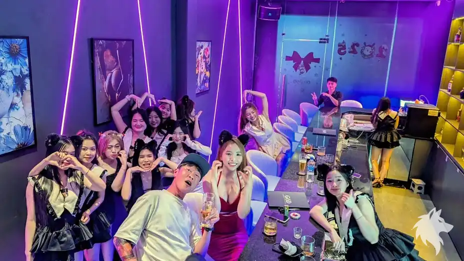 吧台上的工作人員與客人
