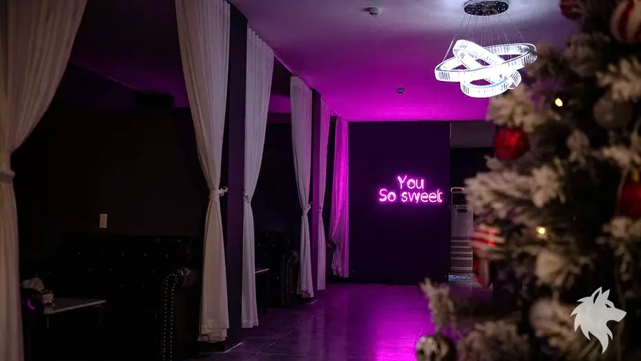 霓虹燈照明的走廊