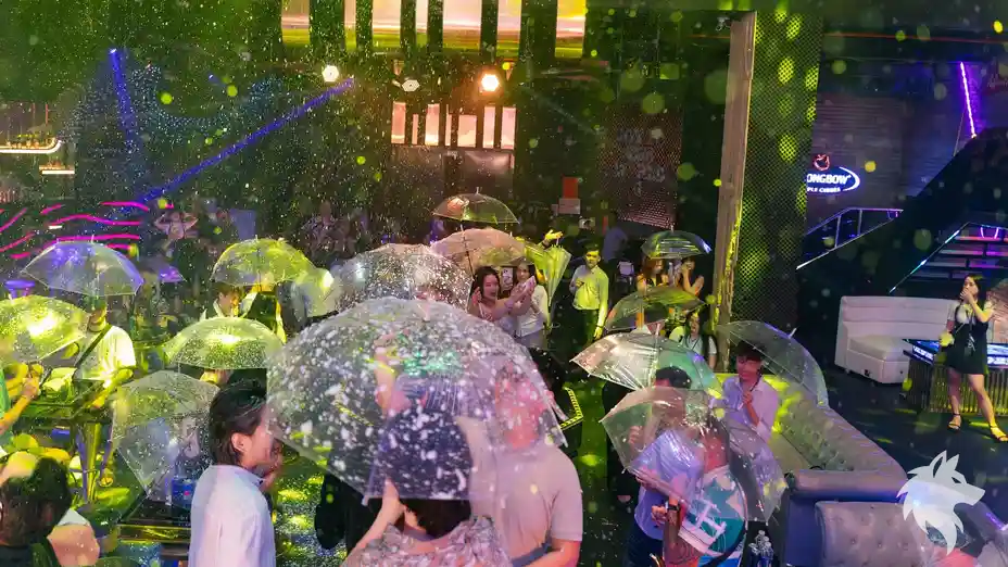 撐透明雨傘的 Club 人群