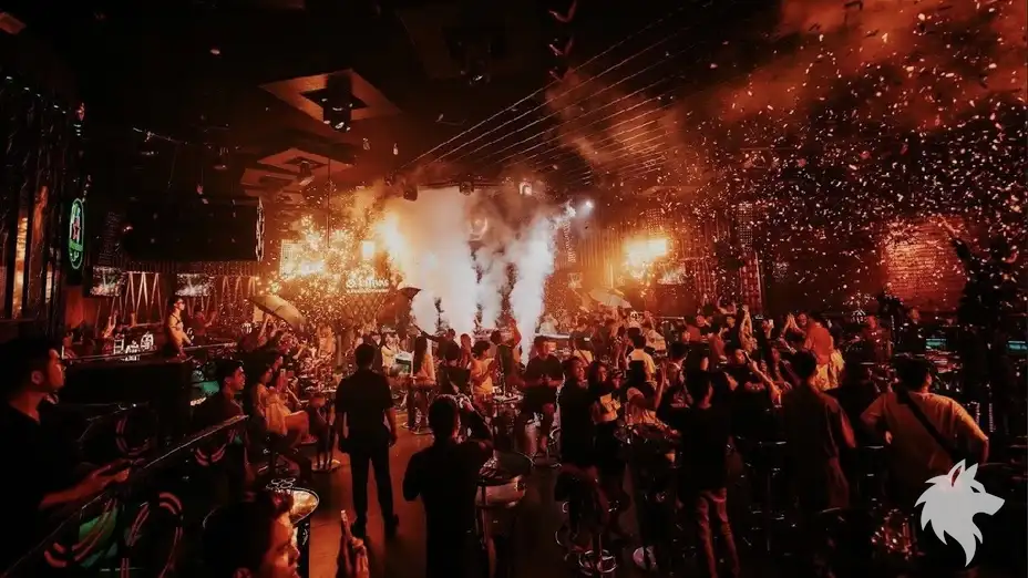 落下花粉的 Club 全景