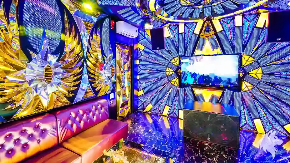 翼形圖案裝飾的 KTV 內部