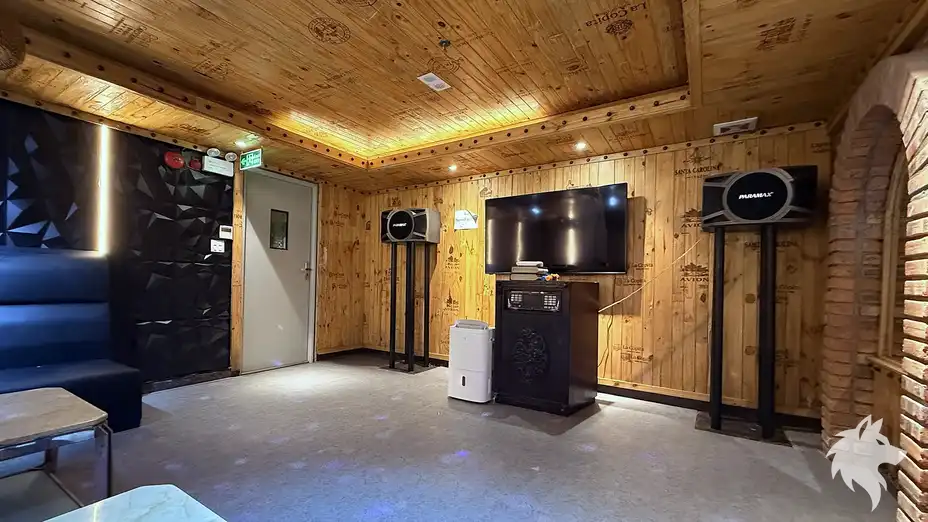 木質牆面的 KTV 內部