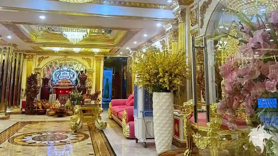 金色裝飾的 Lobby 全景