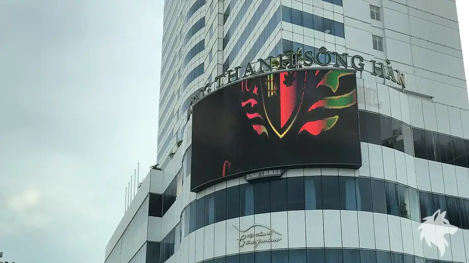 設有大型電子看板的建築外觀