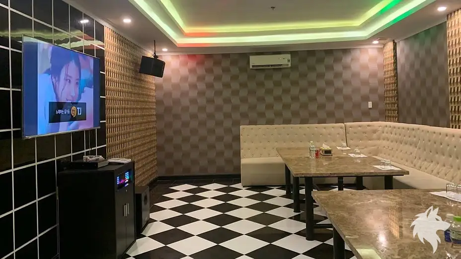 格紋地板與白色沙發的包廂