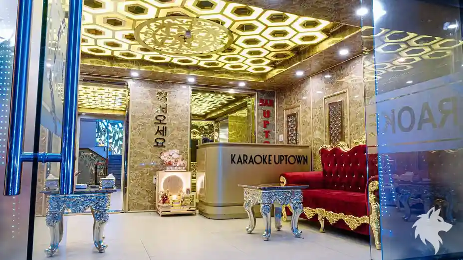 金色裝飾的 KTV 入口