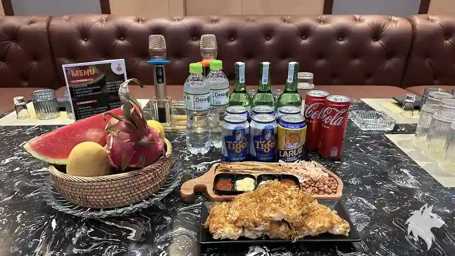 水果下酒菜與酒水擺設