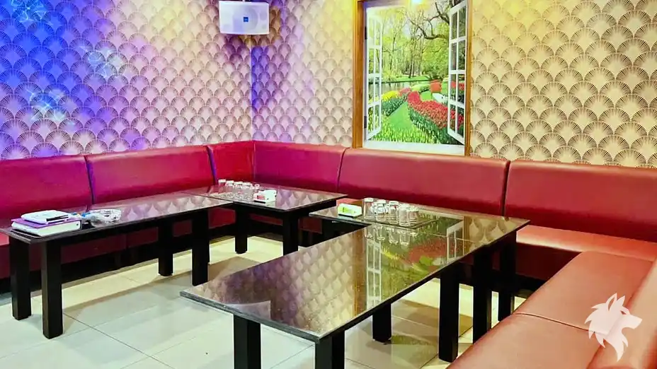 紅色沙發 KTV 包廂