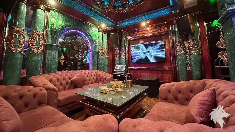 粉色系 KTV 包廂