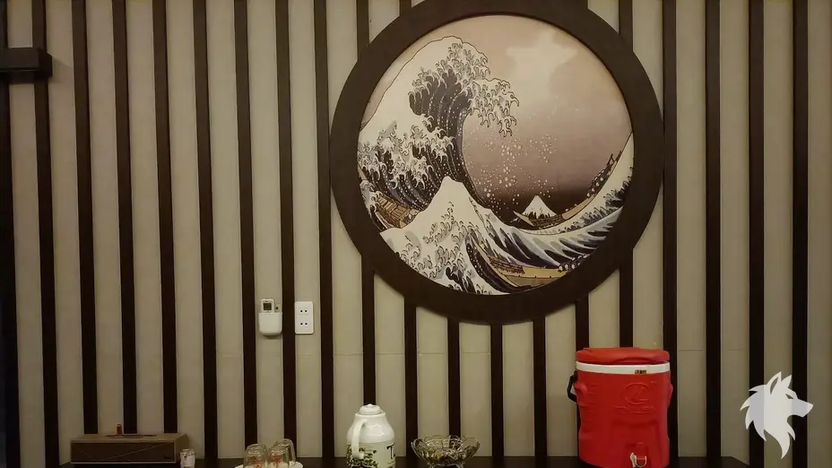 有海浪畫作的休息室
